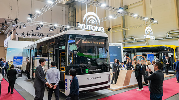 Yutong esittelee uuden sukupolven akkukäyttöisen sähköisen kaukoliikennebussin IC12E UITP-huippukokouksessa Hampurissa 2025, korostaen sähköistymisen innovaatioita
